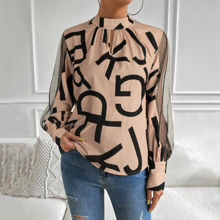 Damebluse med transparente ærmer og kreativ mønsterblanding Stilla