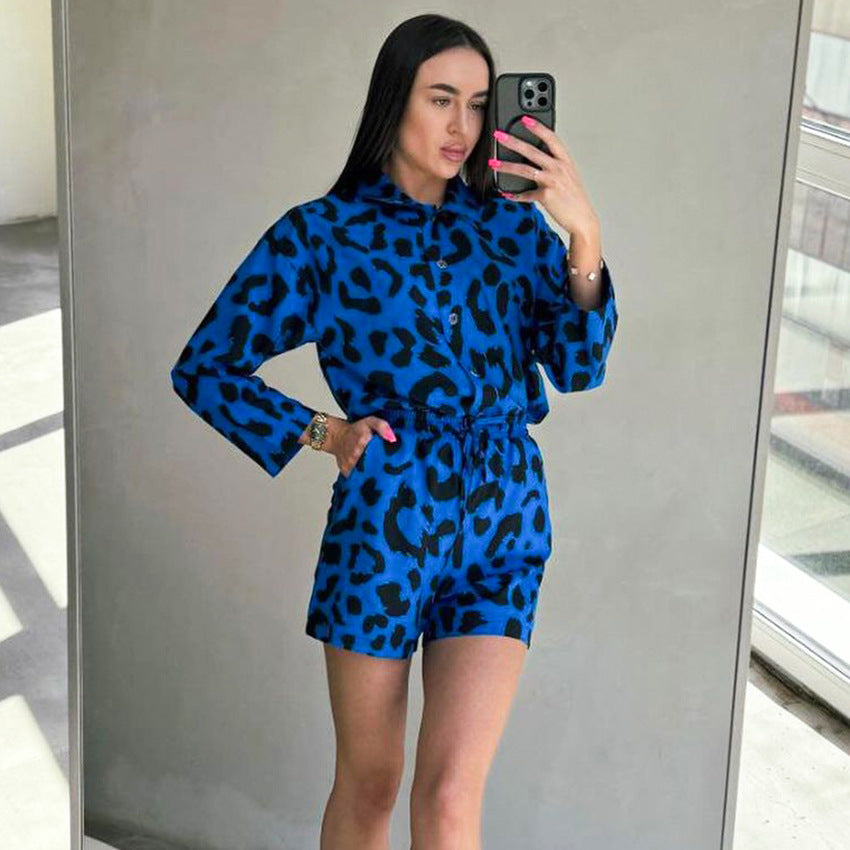 Dame fritidsdragt i moderne leopardmønster med elastisk talje og korte ærmer Stilla