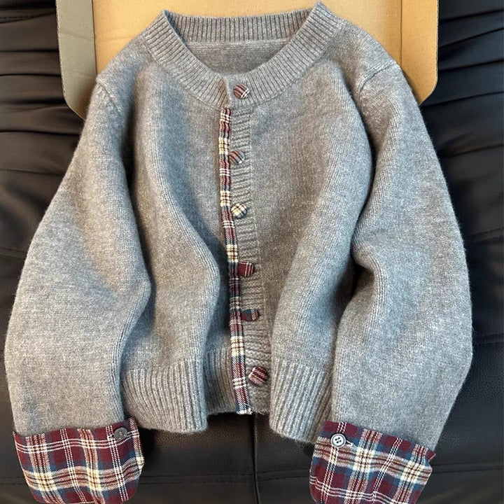Dame cardigan med ternet mønster og elegante knapdetaljer Stilla