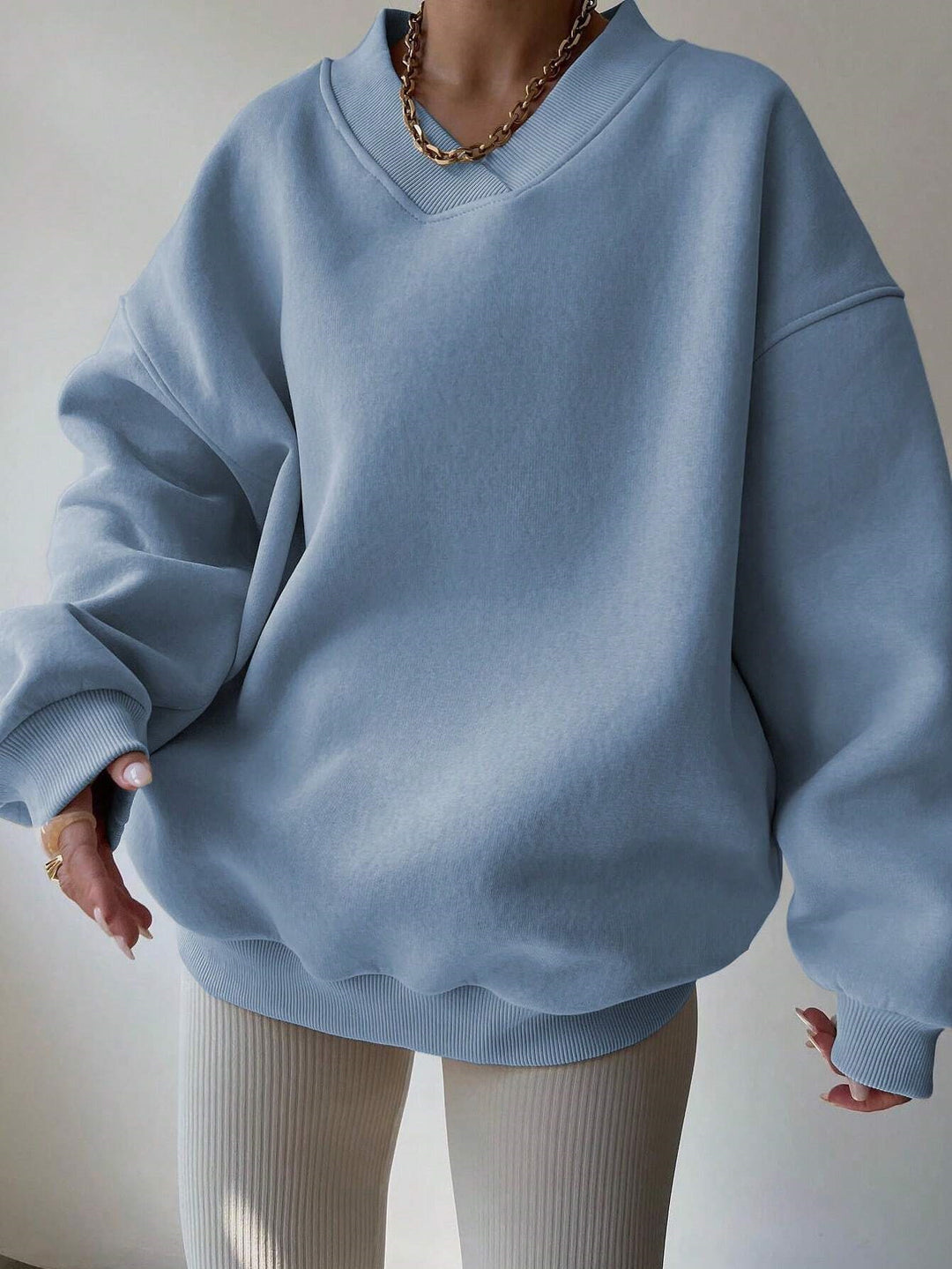Kvinder Oversized Sweatshirt med V-hals og brede ærmekanter Skovae