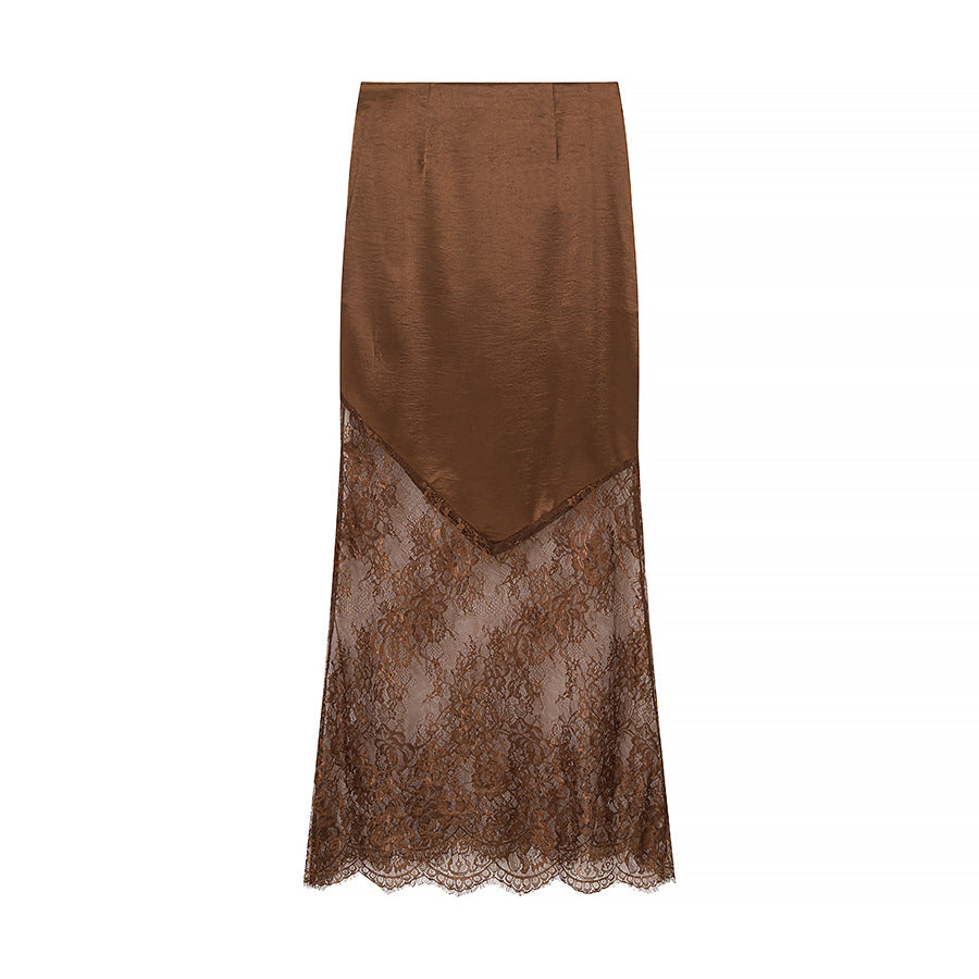 Dame Elegant Blonde Skirt med Luksuriøs Satin Top og Blomster Accenter Stilla