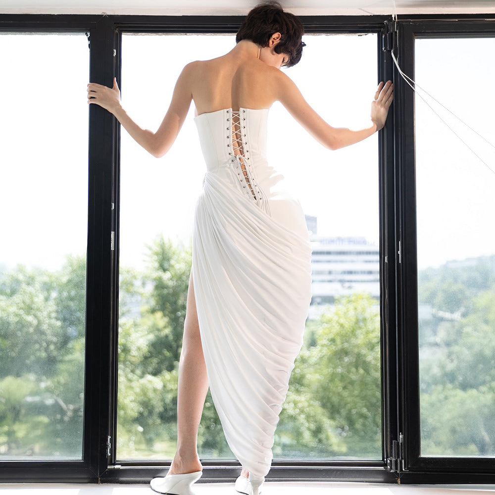Kvinders elegant gulvlangt kjole med raffineret draperingseffekt Skovae