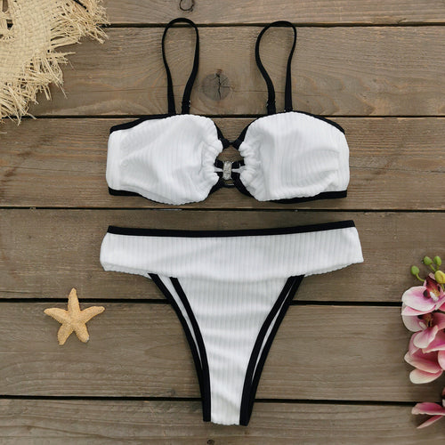 Dame bikini-sæt med elegant flæse-design og modige kontrast accenter Stilla
