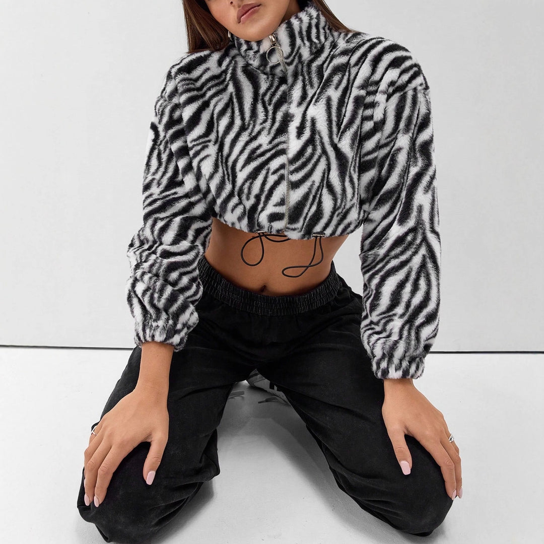 Kvinder cropped fleecejakke med moderne zebra design og elastiske manchetter Stilla