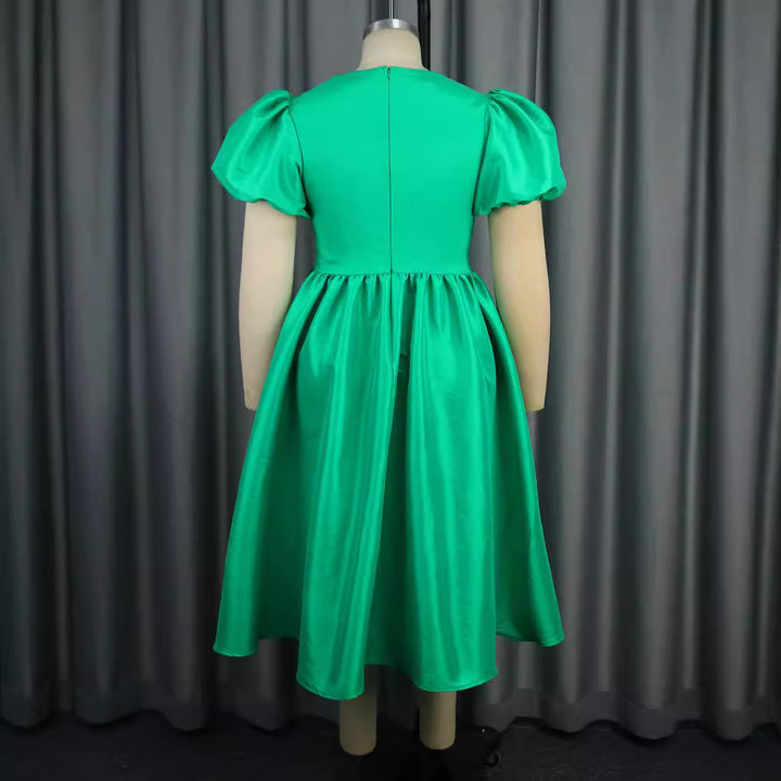 Dame aftenkjole med stilfulde puffærmer og unikt cut-out-design Skovae