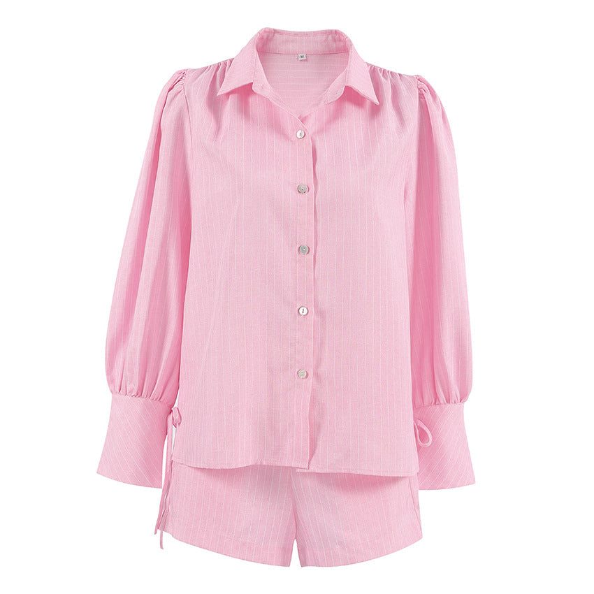 Dame sæt bestående af elegant bluse med puffærmer og korte shorts Stilla