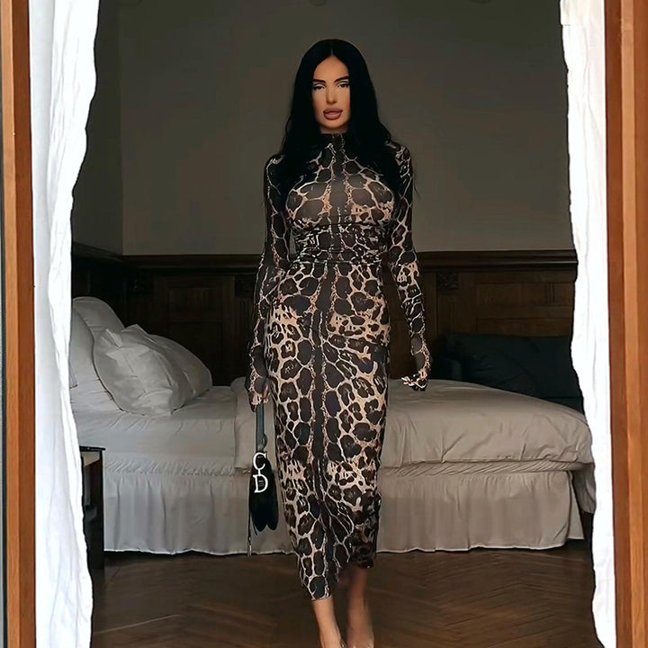 Dame longsleeve maxikjole med spændende leopardmønster og tætsiddende snit Stilla