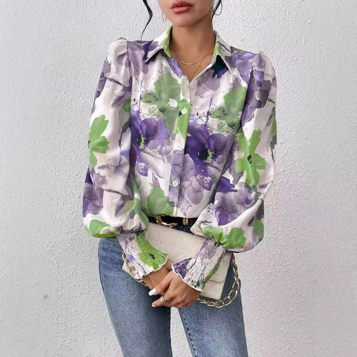 Dame elegant bluse med farverigt floralt design og afslappede puffærmer Stilla