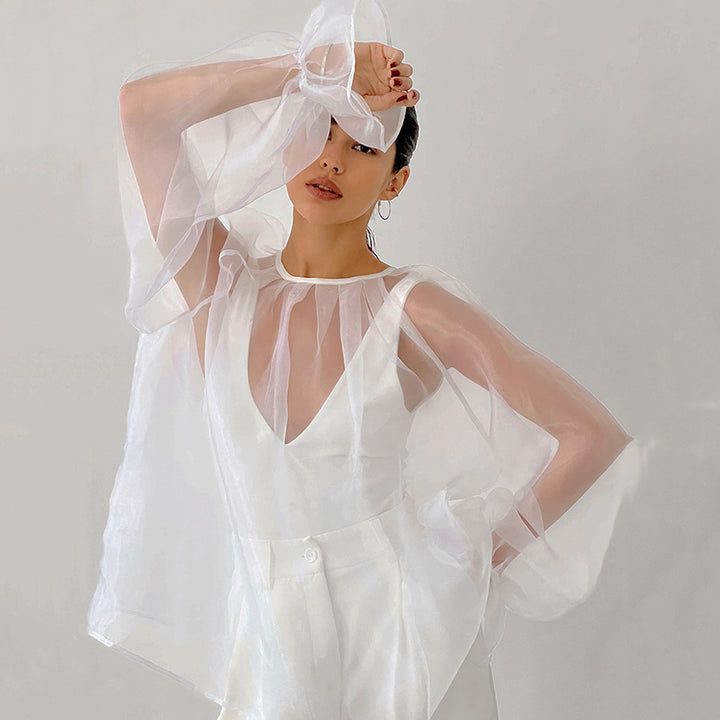 Dame gennemsigtig bluse med voluminøse ærmer og smart design Stilla