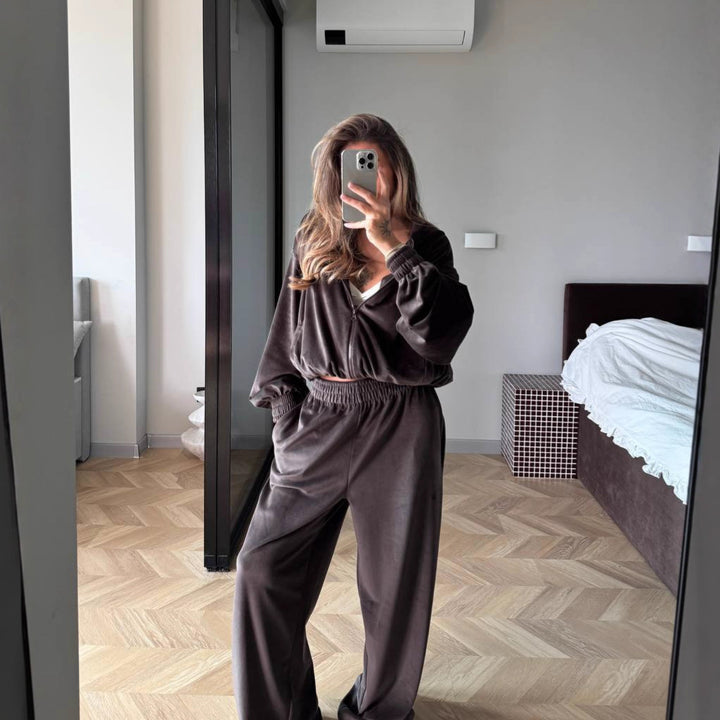Kvindernes fløjlsagtige træningsdragt med voluminøse ærmer Skovae