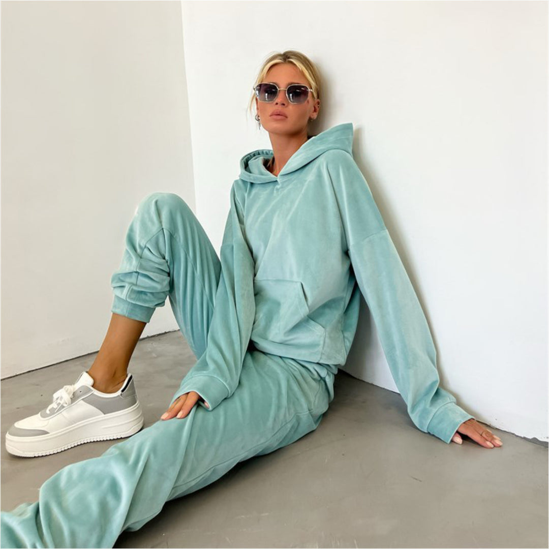 Kvinders stilfulde fleece loungewear sæt med hoodie og bredskårede bukser Skovae