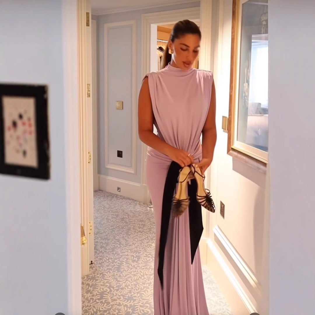 Dame maxikjole med elegant draperingsdetalje og kontrasterende taljebælte Stilla
