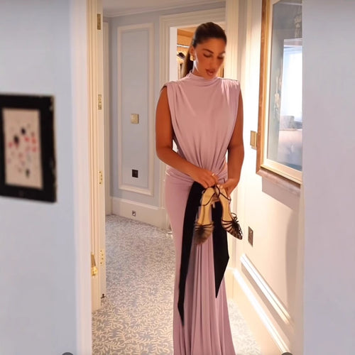 Dame maxikjole med elegant draperingsdetalje og kontrasterende taljebælte Stilla