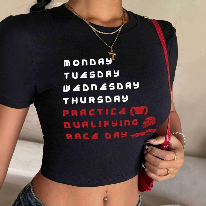 Dame Crop T-Shirt med stilfuldt racemotiv og charmerende skrift Skovae