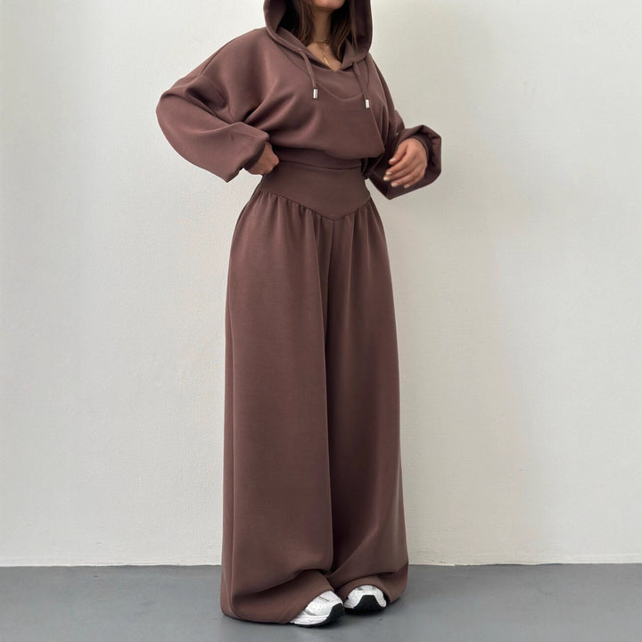 Kvindernes cropped hoodie og løse afslappede bukser kombination med fashionabelt snit