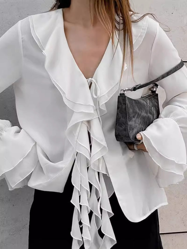 Damebluse med volumniøse flæser og elegante ærmer Stilla
