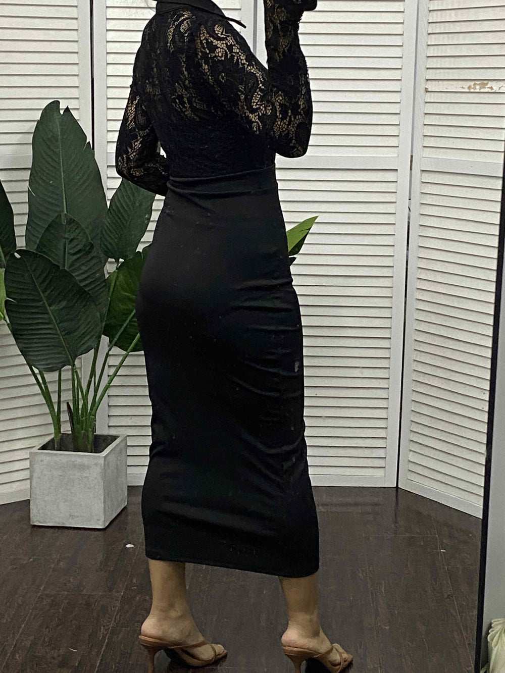 Dame elegant omslagkjole med transparente spidse ærmer og figursyet snit Stiila