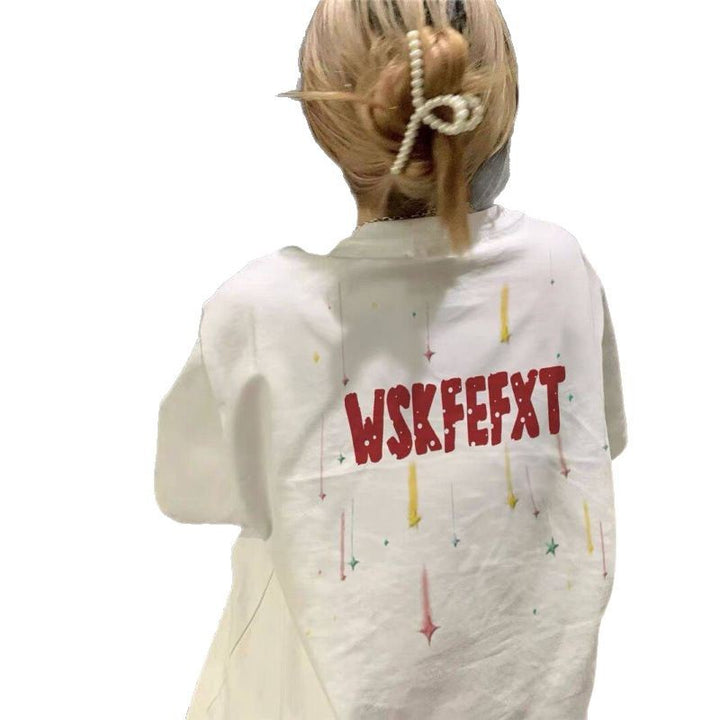 Dame T-shirt med kreativt statementtryk og afslappet snit Stilla