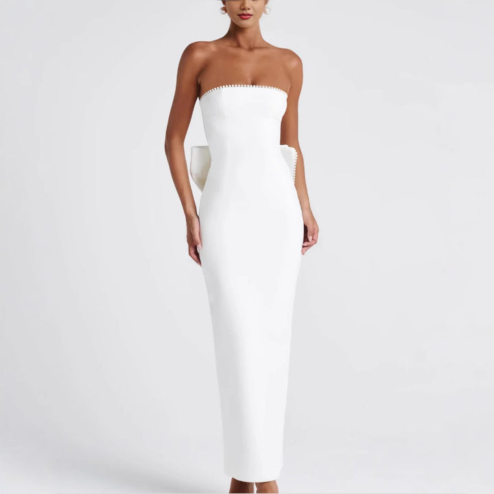 Damernes elegante tætsiddende maxi kjole med off-shoulder design og fashionable flæser