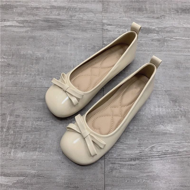 Dame ballerinas med elegant sløjfedekoration og blank overflade Stilla
