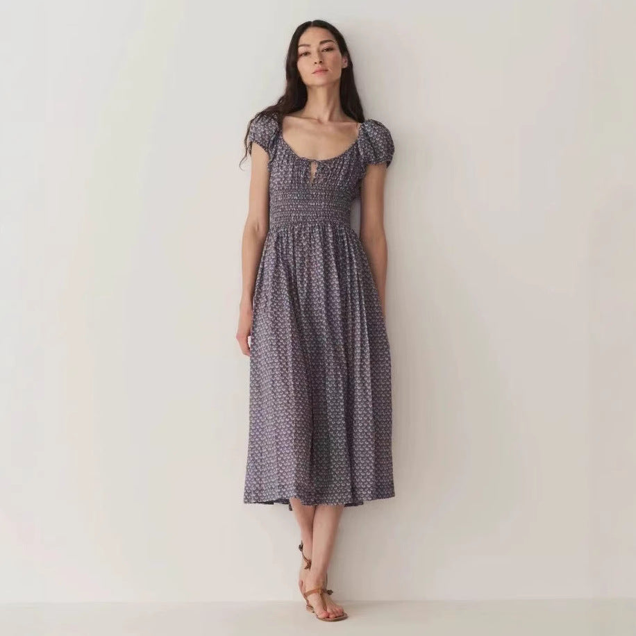 Dame Midikjole med sart smockdesign og elegante puffærmer Stilla