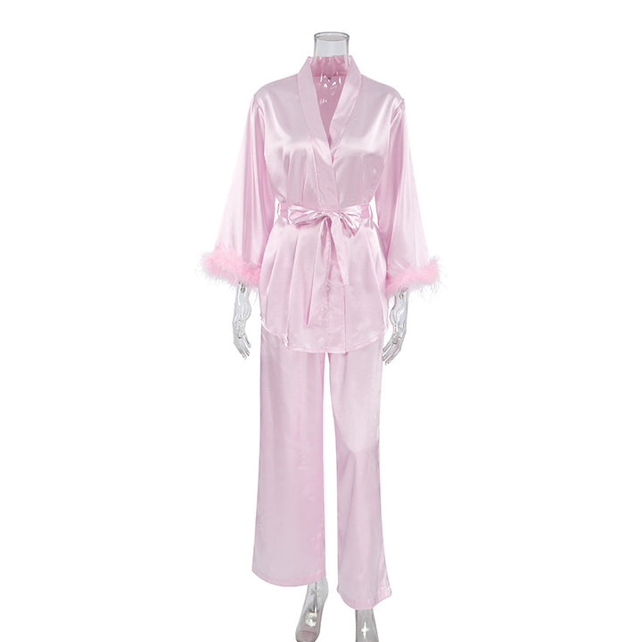Dame elegant satin-pyjamasæt med modische fjerdetaljer Stilla