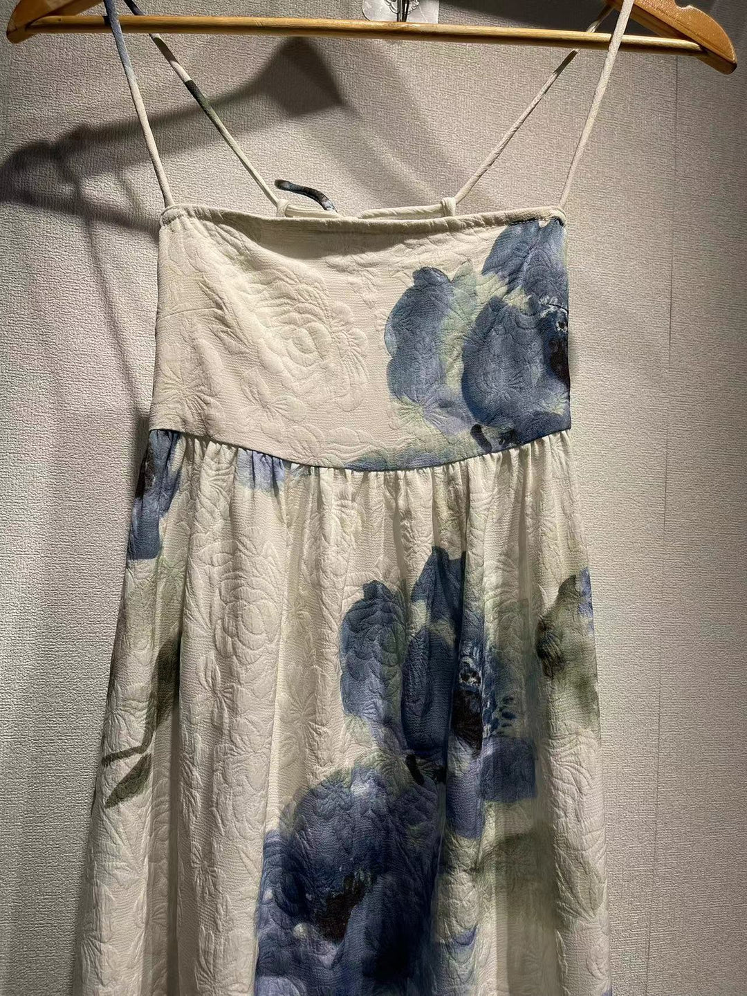Dame flydende maxikjole med blomsterprint og fine spaghetti-stropper Stilla
