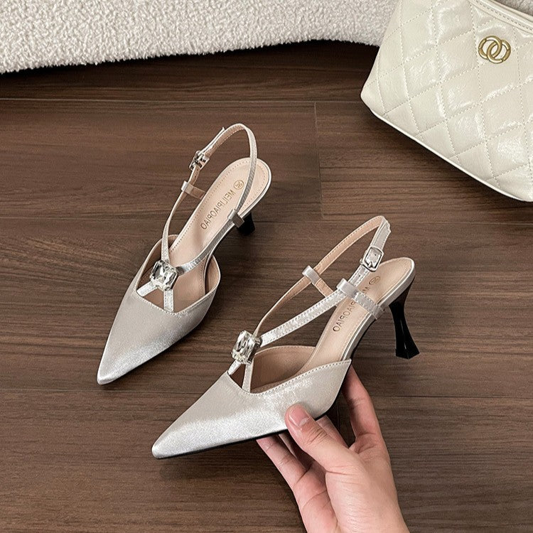 Dame Slingback-pumper i satin med glitrende smykkedetalje Stilla