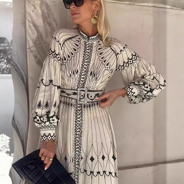 Dame Maxikjole med kunstnerisk design og elegante puffærmer Stilla
