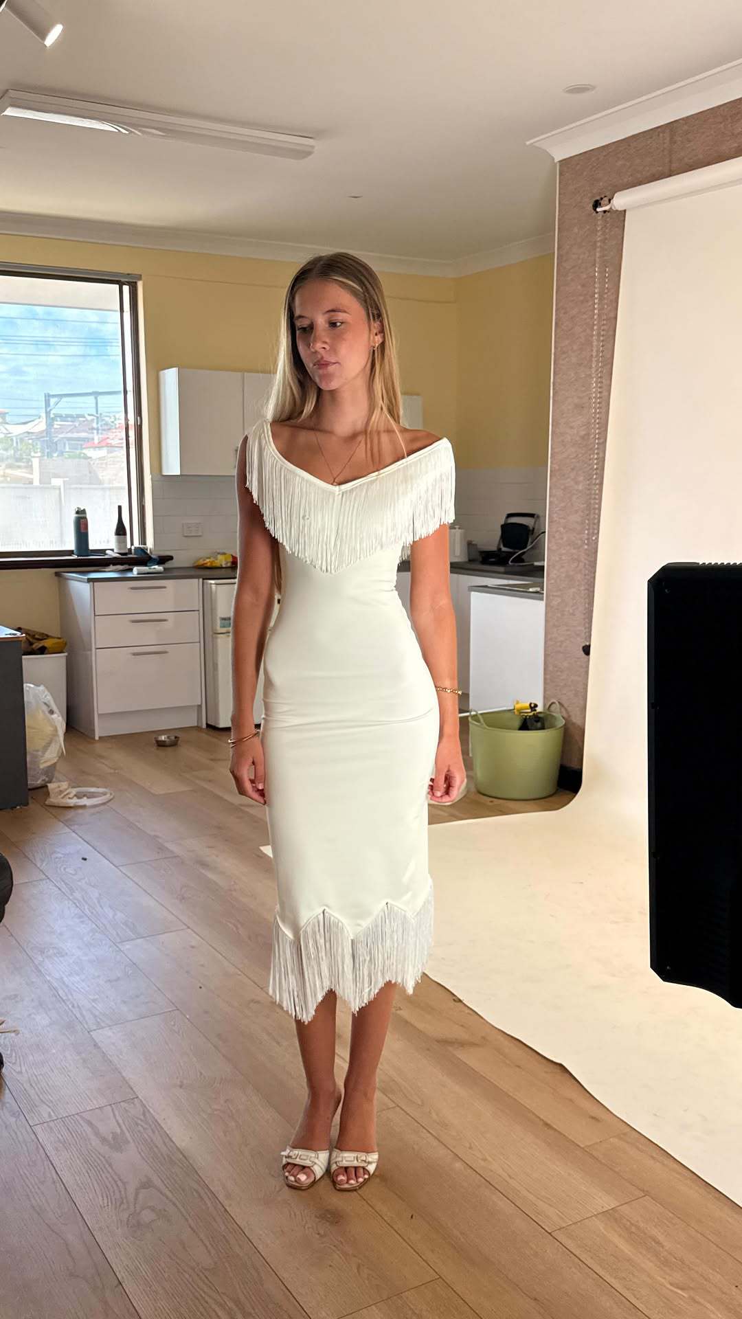Damer top med frynset detalje og off-shoulder design Skovae