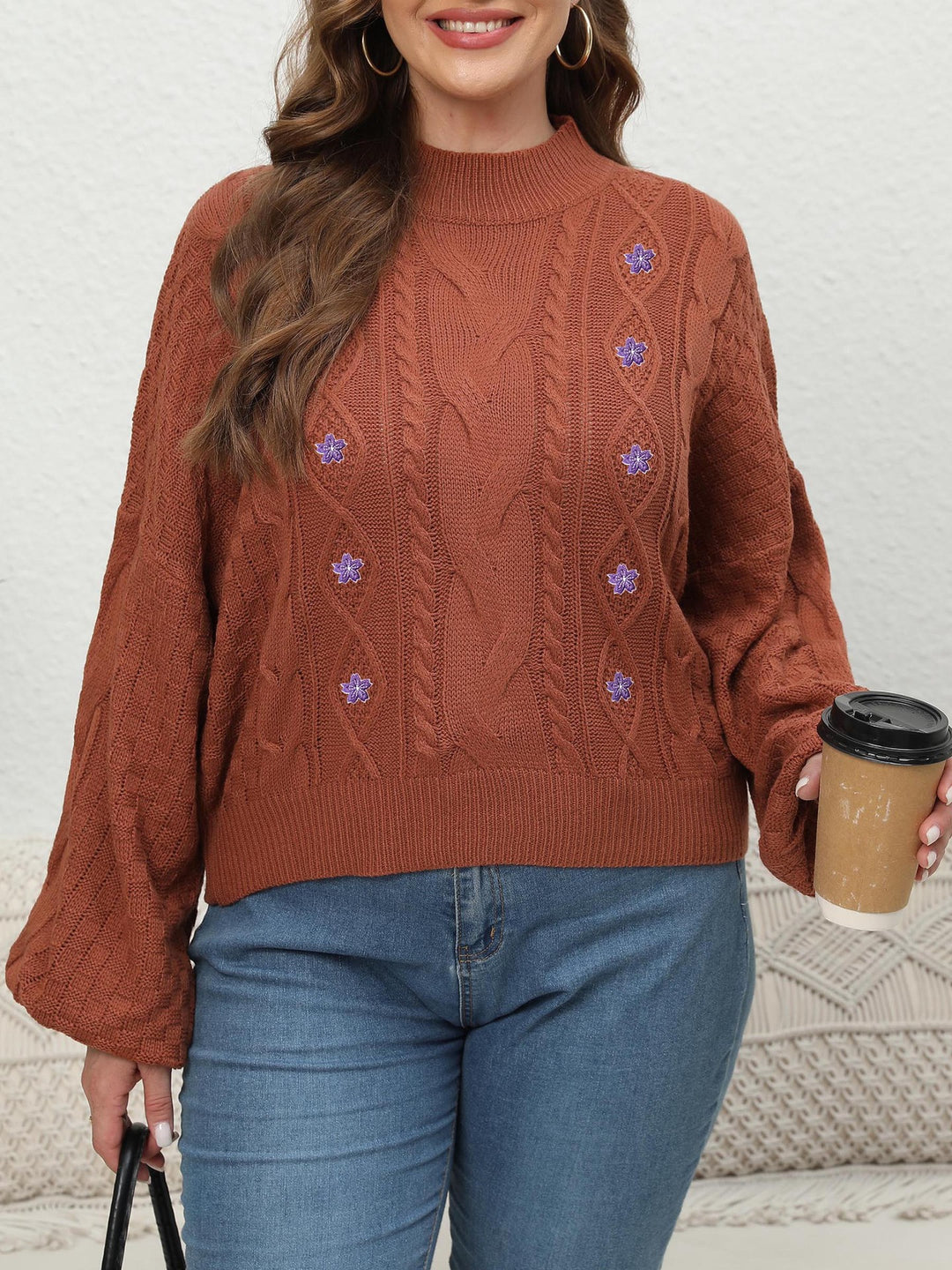 Dame strikkepullover med floralt broderi og afslappet snit Stilla