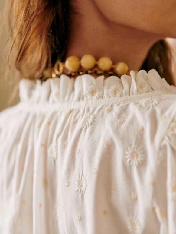Damebluse med romantiske flæsedetaljer og fine broderier Stilla