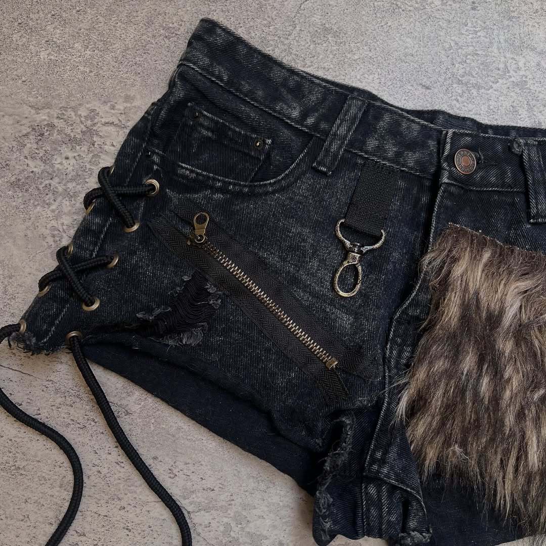 Damer Mode Denim-shorts med unikke snøredetaljer og kunstpelsapplikation Skovae