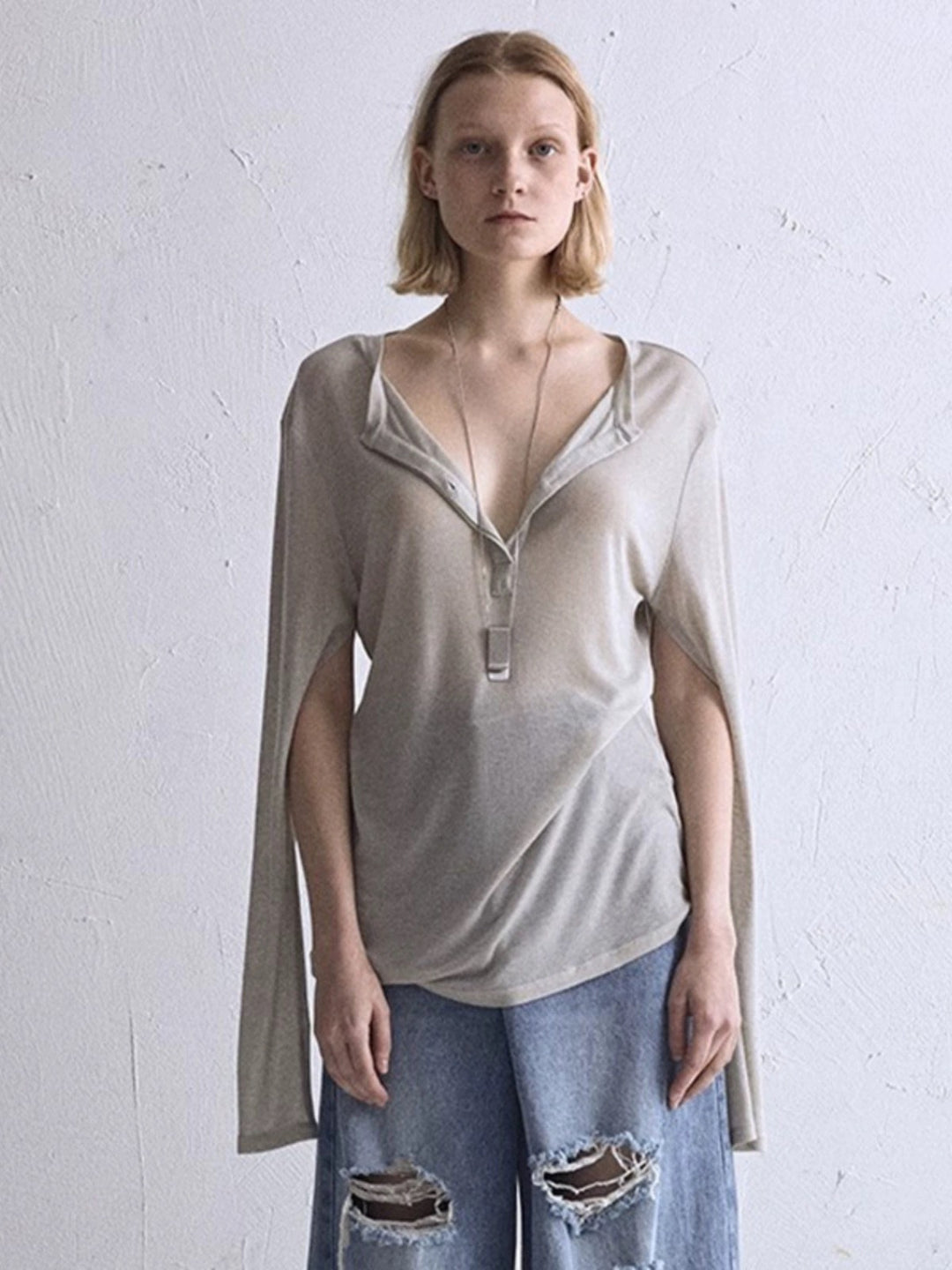 Dame casual langærmet skjorte med dyb V-udskæring og elegant snit Stilla