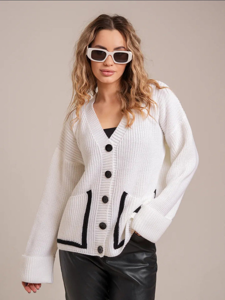 Kvinders chunky strik cardigan med praktiske påsatte lommer og elegant knaplukning Stilla