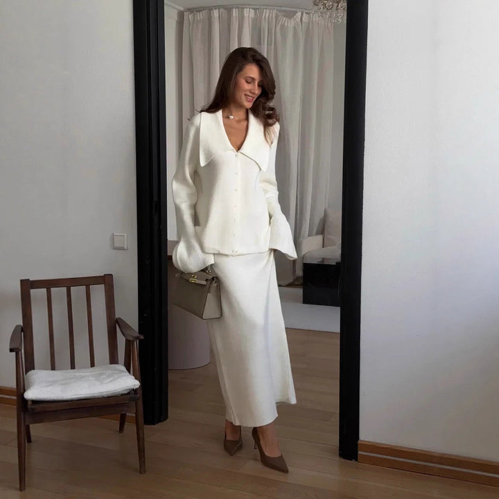 Damer strik ensemble med elegante knapdetaljer og bredskåret nederdel Stilla