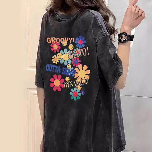 Dame T-shirt med kreativt blomster- og smiley-design Stilla