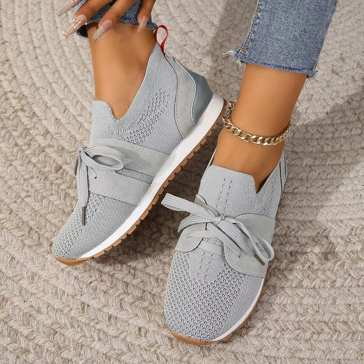 Dame Let og åndbar sneakers i elegant strikdesign Stilla