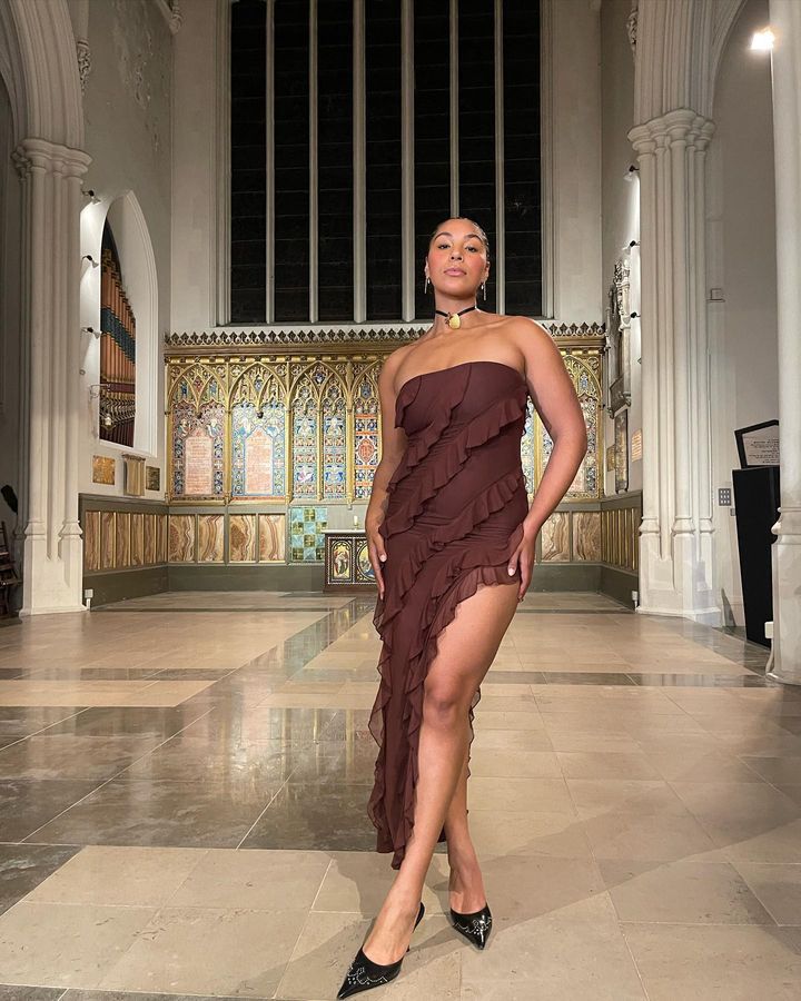Dame Off-Shoulder Minikjole med asymmetrisk volangkant Skovae