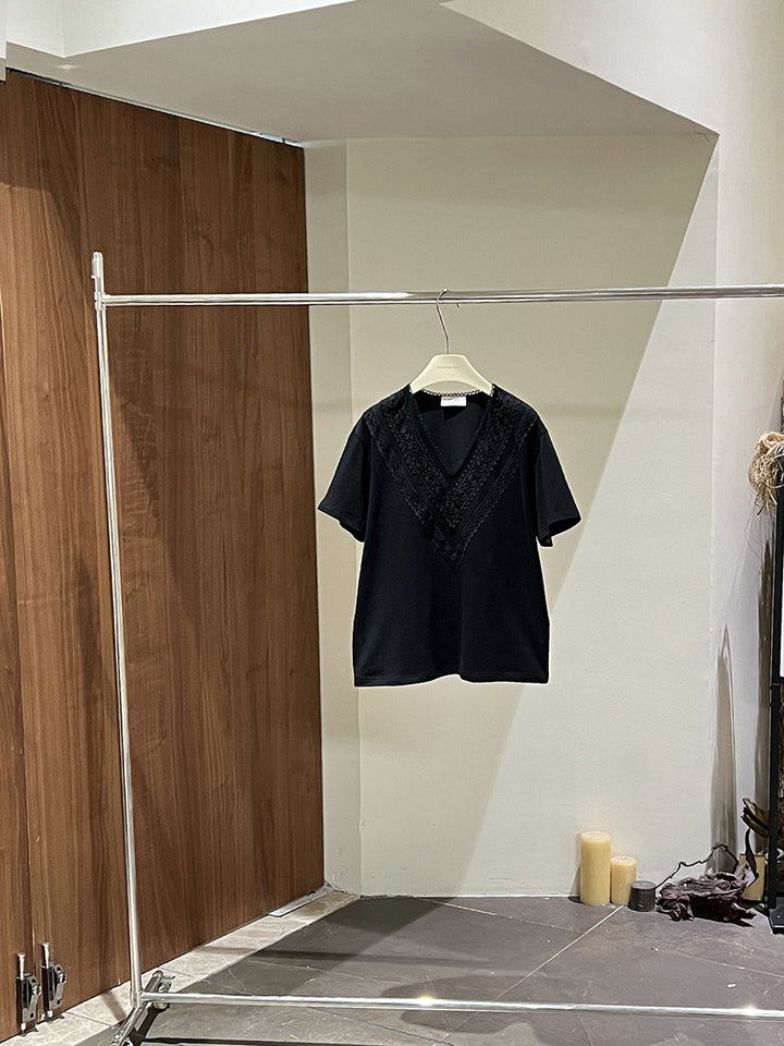 Dame elegant T-shirt med fine spidsede accenter og ensfarvet design Stilla