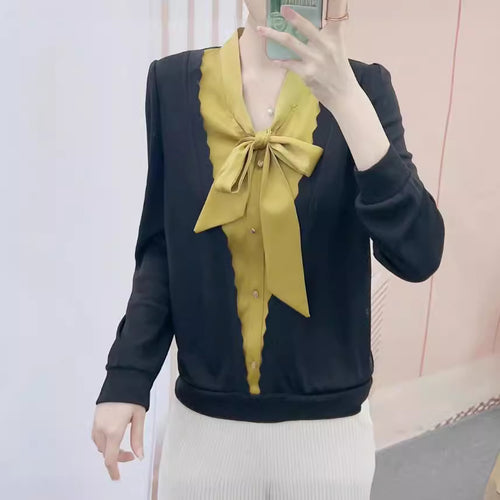 Damebluse med dekorativt sløjfekrave og elegante knapdetaljer Stilla