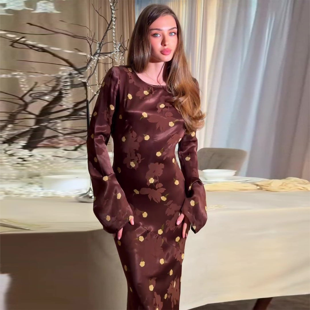 Kvinders maxikjole med elegant blomstermønster og voluminøse ærmer