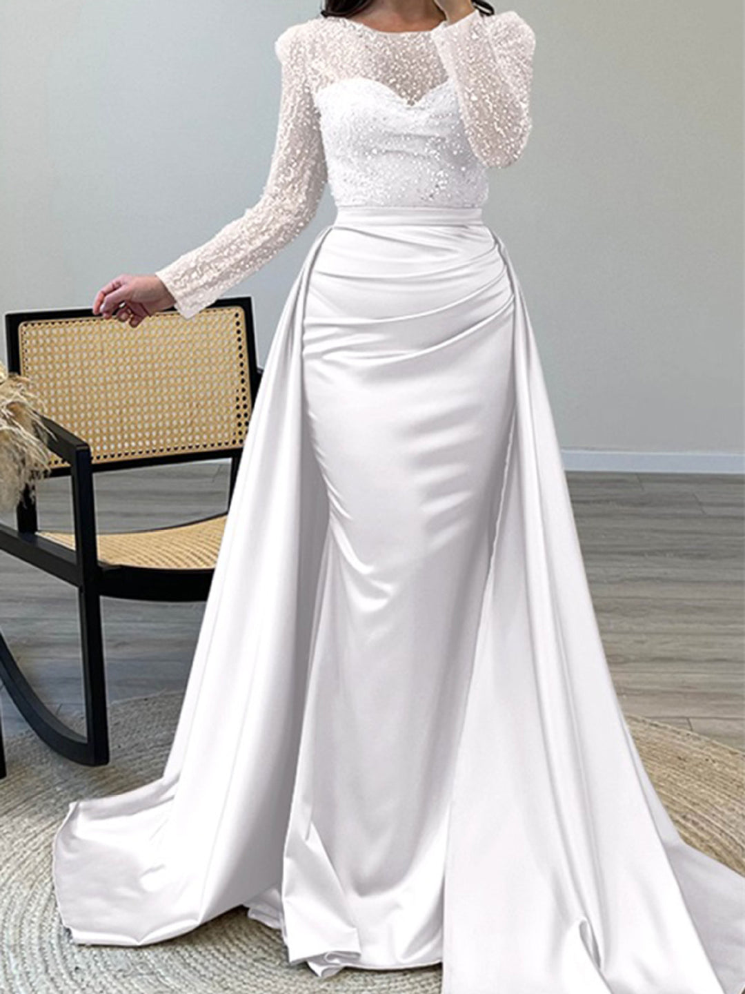 Kvinders aftenkjole med glitrende paillet top og elegant satin nederdel