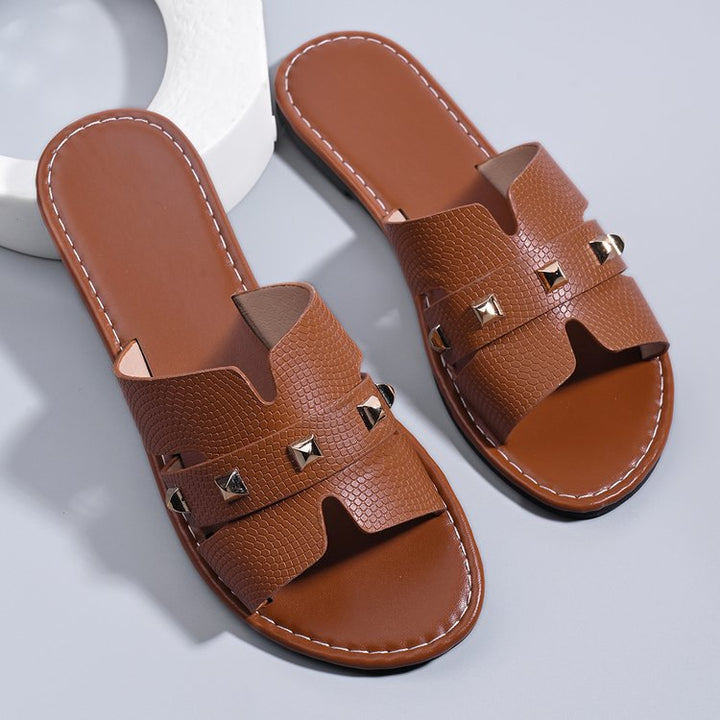Dame Slip-On Sandaler med moderne nitaapplikationer og behagelig fodsengsdesign Stilla