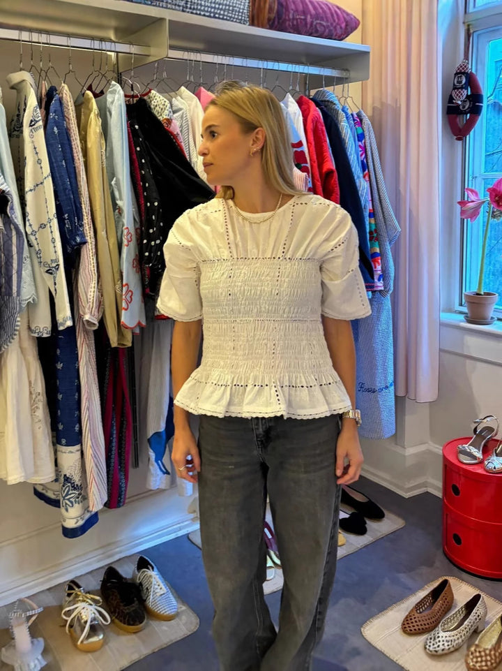 Damebluse med flæsedetailer og elastisk smockdesign Stilla