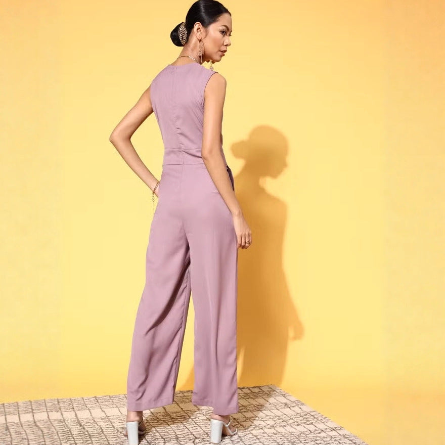 Dame jumpsuit med elegant V-halsudskæring fra Skovae