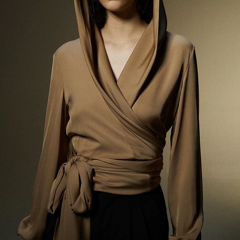 Dame indpakningsbluse med elegant krave og figursyet silhuet Stilla