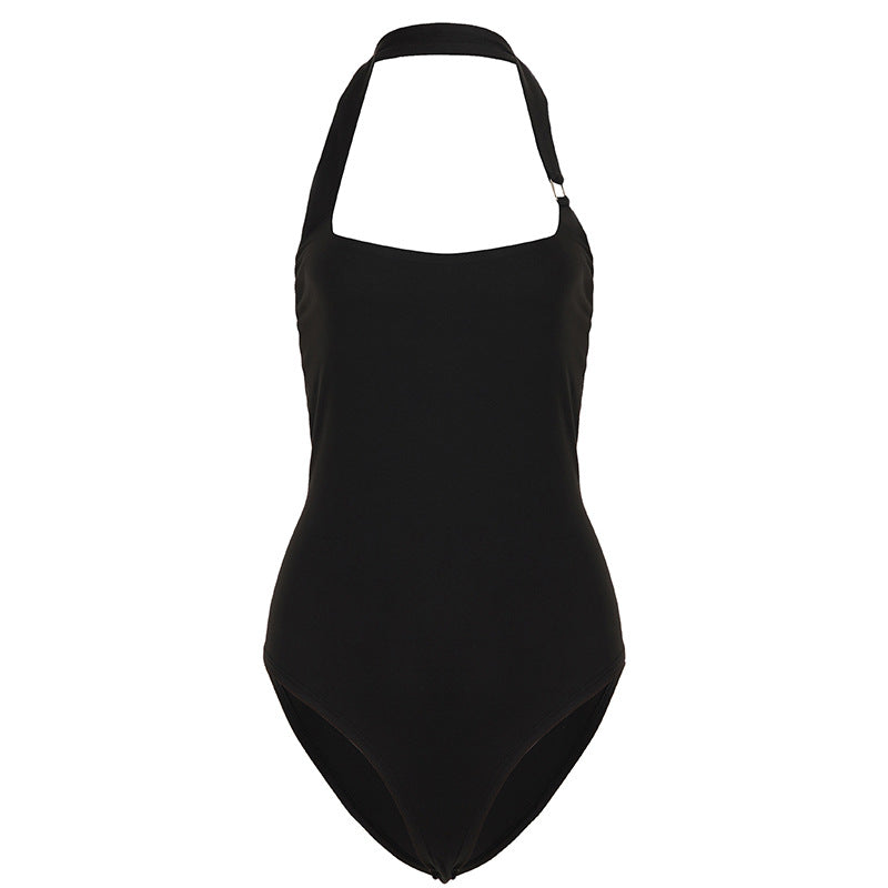 Dame badedragt med elegant halterneck-design og figursyet snit Skovae