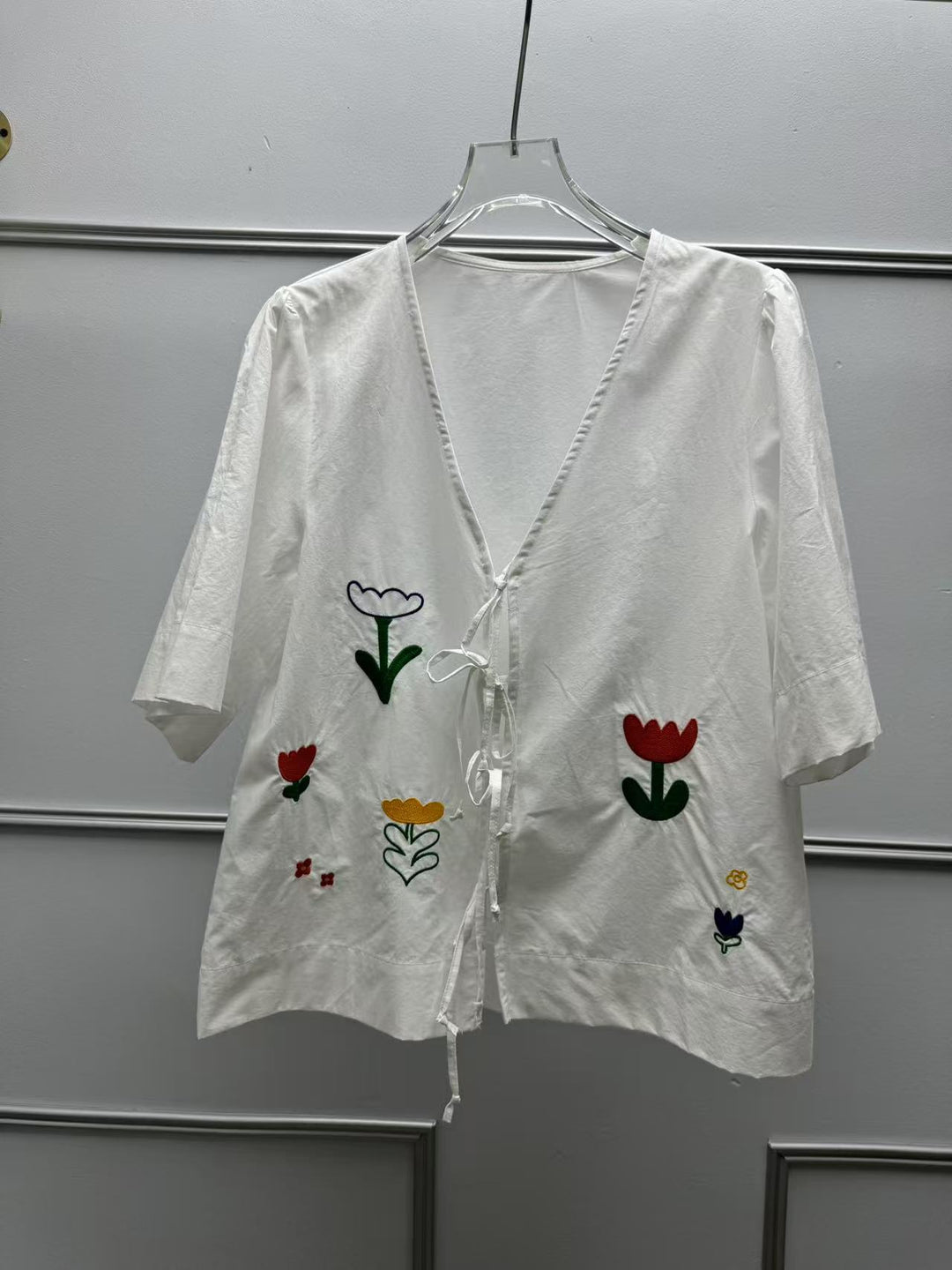 Damebluse med floral broderidesign og elegant taljejustering Stilla