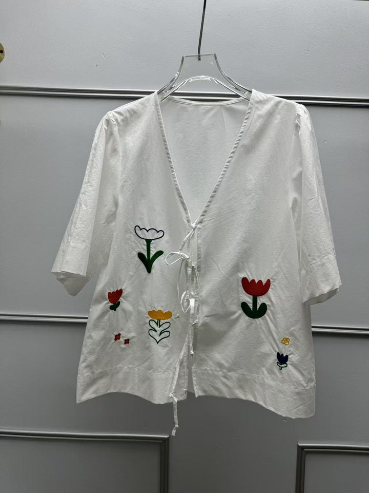 Damebluse med floral broderidesign og elegant taljejustering Stilla
